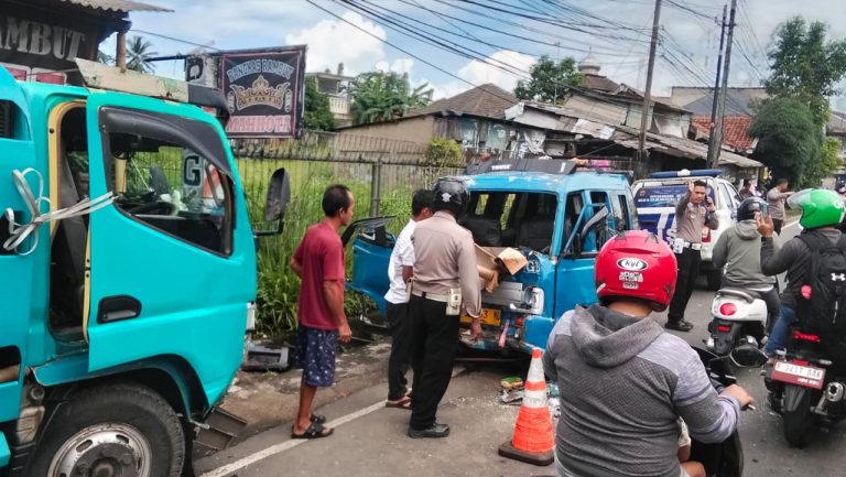 Adu Banteng Angkot vs Truk di Cibungbulang Bogor, Sopir hingga Penumpang Alami Luka dan Terjepit