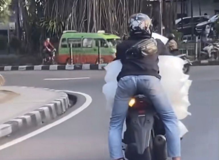 Viral Lagi! Pemotor Bawa Gunungan Es Batu Keliling Bogor, Bikin Pengguna Jalan Waswas