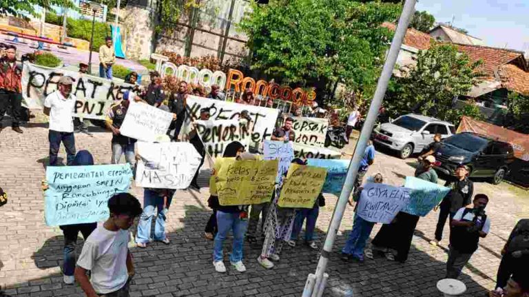 Walimurid Demo Dugaan Pungli di SMPN 1 Rancabungur,  Desak Kepsek Dinonaktifkan 