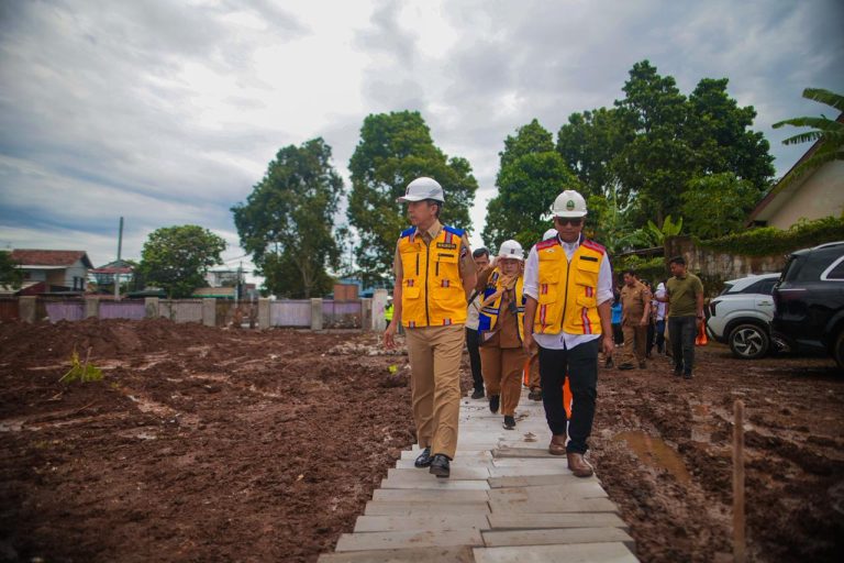 Dedie Rachim Tinjau Tahap Akhir Pengujian Tanah Jalan di Batutulis