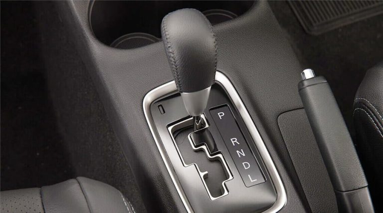 6 Cara Mundur Pakai Mobil Matic untuk Pemula, Aman dan Mudah Dipraktikkan