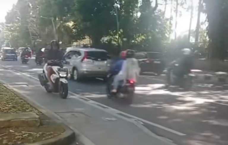 Nekat Terobos Jalur Sepeda dan Lawan Arus, Aksi Pemotor di Jalan Juanda Tuai Sorotan