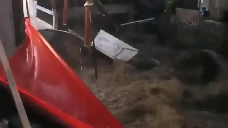 Akibat Hujan Deras, Masjid Nurul Hikmah Bogor Barat Ambruk Terseret Arus Kali Cikaret 
