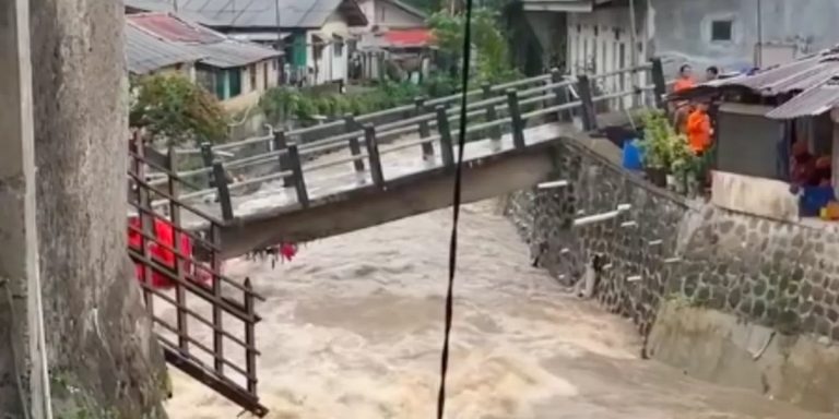 Jembatan Pasirjaya Bogor Ambruk Diterjang Banjir, Akses Warga Terputus Total