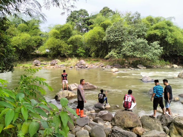 Bocah Perempuan Hanyut di Sungai Cianten Petugas Lakukan Pencarian