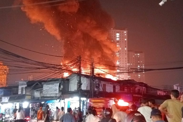 Kebakaran Besar Hanguskan Area Pasar Jiung Kemayoran, Petugas dan Warga Bahu-Membahu Padamkan Api