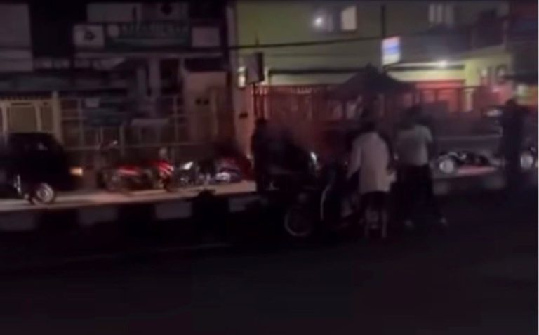 Diduga Mengantuk, Pemotor Tabrak Pembatas Jalan di Salabenda