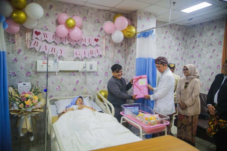 Lahir Saat HJB ke-544, Bayi Indira Dapat Akta Kelahiran dan KIA Langsung dari Wali Kota